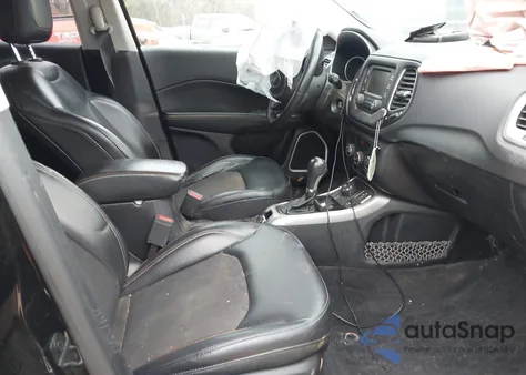 2018 Jeep Compass Latitude 4X4 z USA, uszkodzony, nr VIN 3C4NJDBB2JT270506